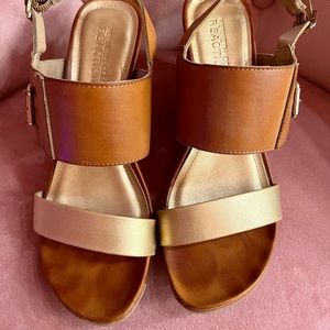 Kenneth Cole size 8 tan and gold strap sandal wedges